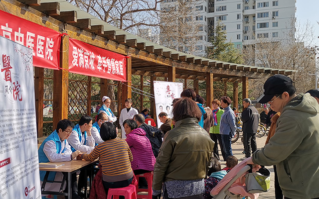 【学雷锋日】安博体育（中国）国际平台,安博 SPORTS举办“爱满京城，牵手智慧家医”志愿服务活动(图2)